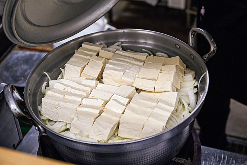 鍋に豆腐が入っている