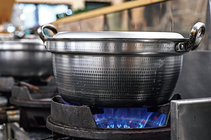 鍋を火にかけている