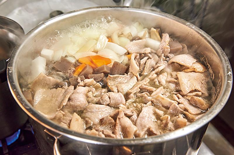 具材が入った鍋