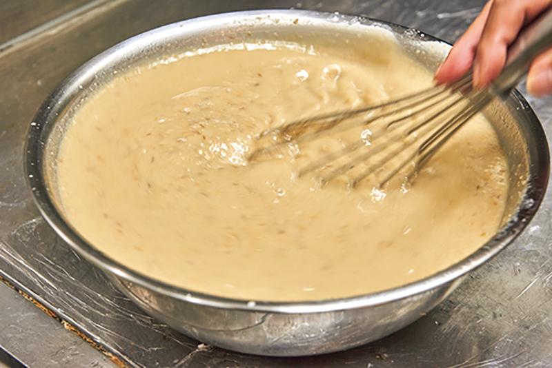 麦みそを溶かしている