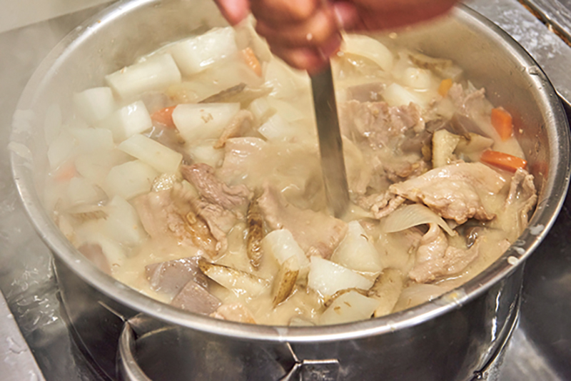 豚汁を混ぜている