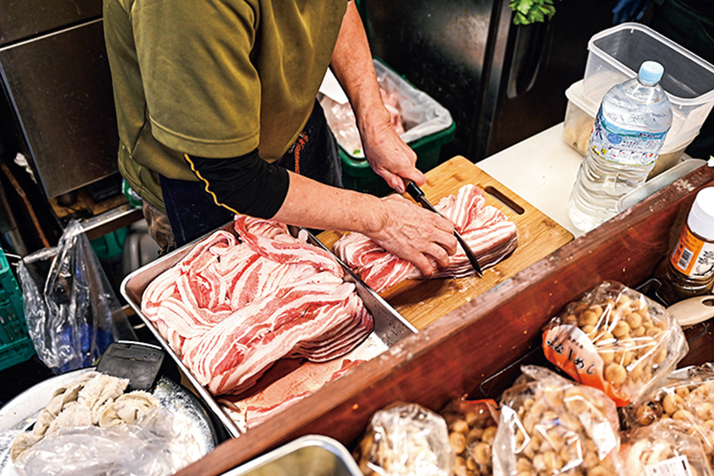 豚バラ肉は大きめの約10cm幅
