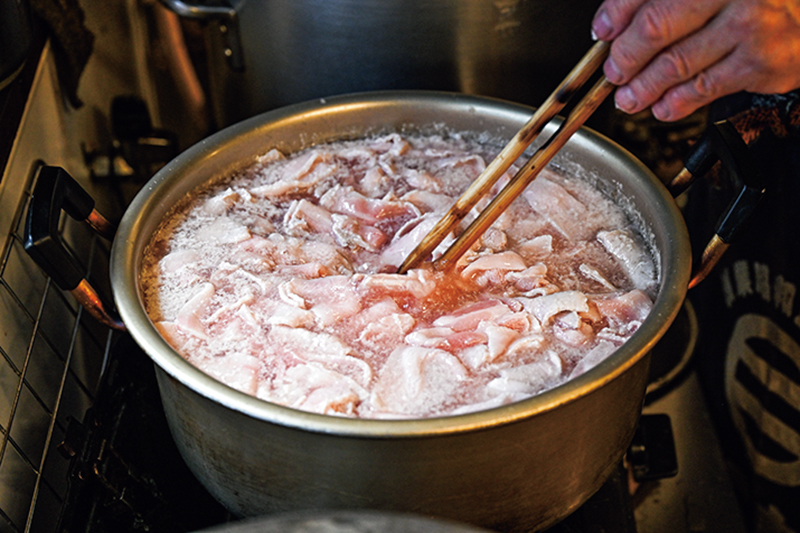 豚バラ肉は熱湯でゆでたあと、水洗いして臭みを取る