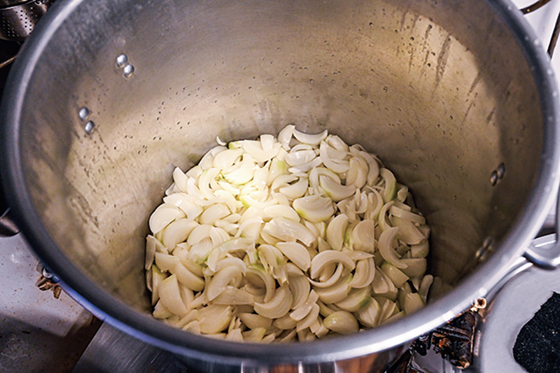 玉ねぎはごま油で炒め、約30分蒸して甘みを出す