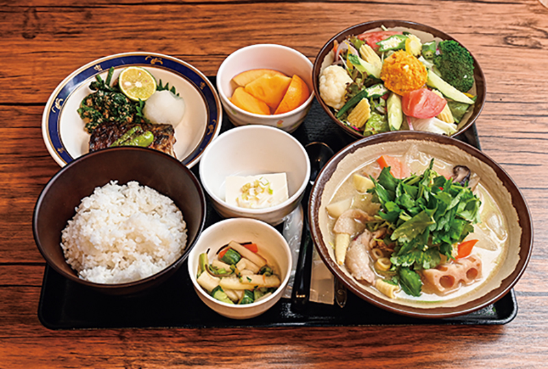 色とりどりのサラダや小鉢付きボリュームたっぷりの「豚汁セット」（1000円）が大人気