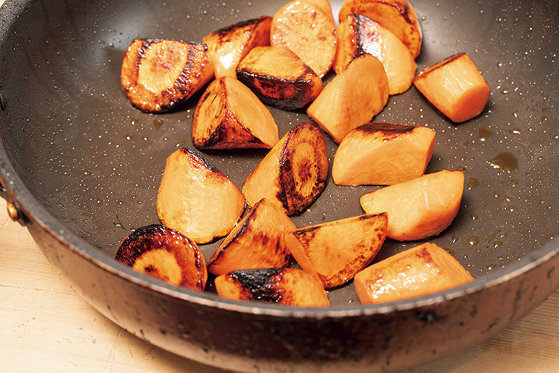 油で炒め、野菜の旨みを閉じ込める