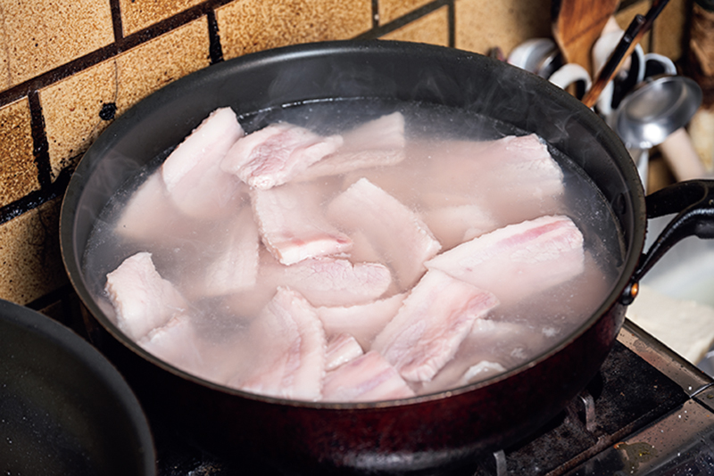豚肉は2分ほどゆでて臭みをとる