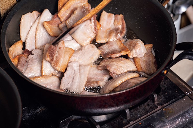 炒めた豚肉の余分な油はペーパーでとり除く