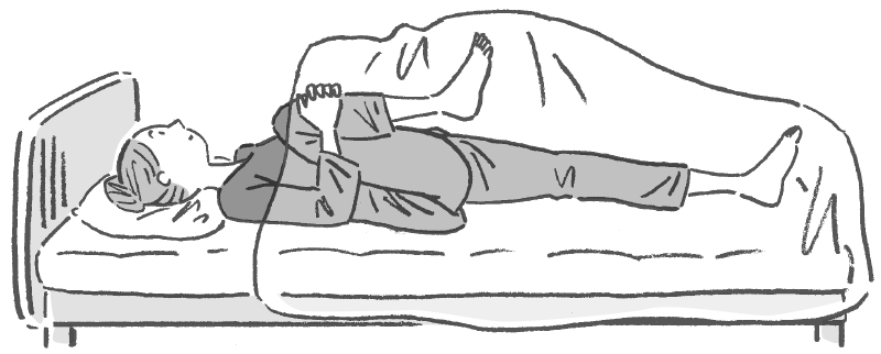 仰向けで片ひざを抱える女性