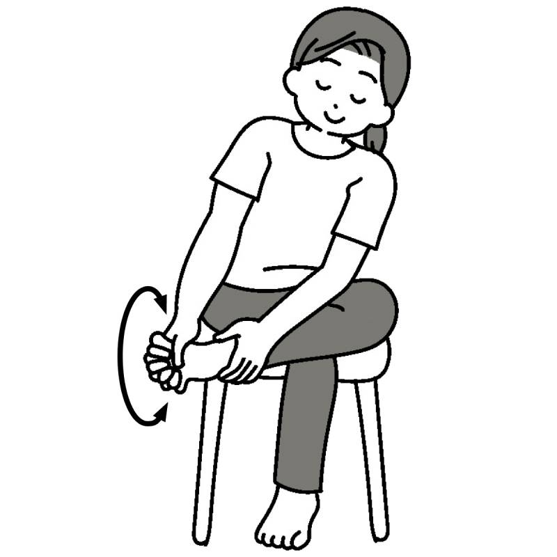 つまずき予防「足首回し」（イラスト／藤井昌子）