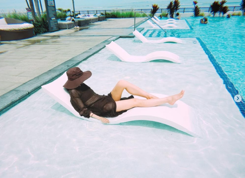 芸能界屈指の美脚の持ち主でもある（Instagramより）