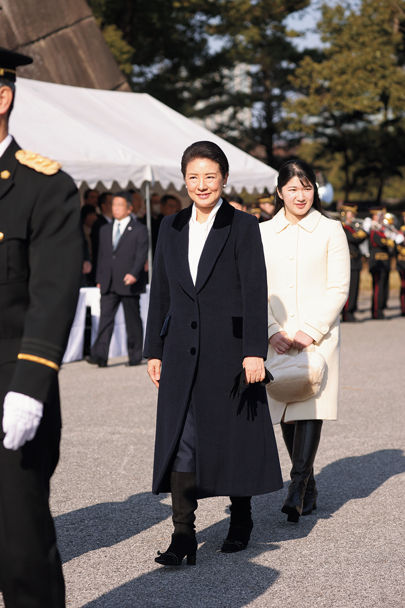 皇后雅子さま（62才）と愛子さま（24才）が2025年に皇宮警察の年頭視閲式にご出席された際の写真。愛子さまのファーのハンドバッグも9年前に長野へ行く際にお持ちだったもの