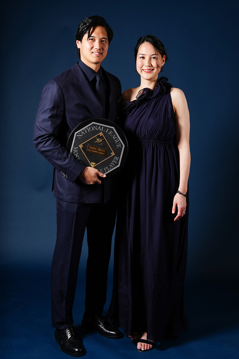 黒ドレスと黒スーツで晩餐会に出席した（写真／Getty Images）