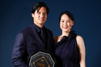 《大谷翔平はスピーチで初めて“名前呼び”》真美子さん、晩餐会にワンショルダーのドレスで登場　…