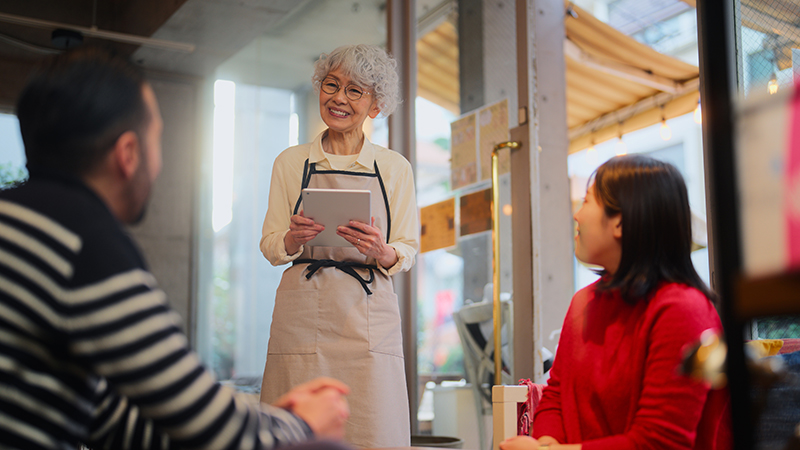 ファーストフードとファミレスなど同じ接客業ならどちらがおすすめ？（写真／Getty Images）
