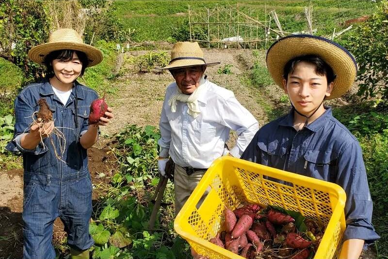 家族で芋掘り（インスタグラムより）
