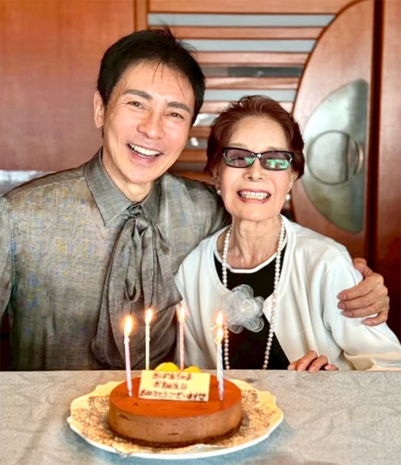 輝代さん（右）の誕生日を祝った郷（2025年、インスタグラムより）