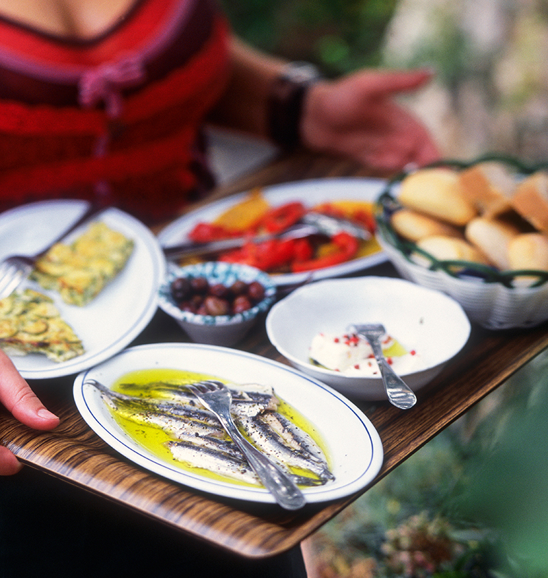 野菜や果物、全粒粉、オリーブオイルをふんだんに使った地中海食には、さまざまなメリットがある（写真／アフロ）