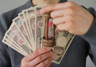 《人生を変える“すごい幸せ習慣”》をポジティブ心理学者が解説　「お金に恵まれる」鍵は“時間”、…