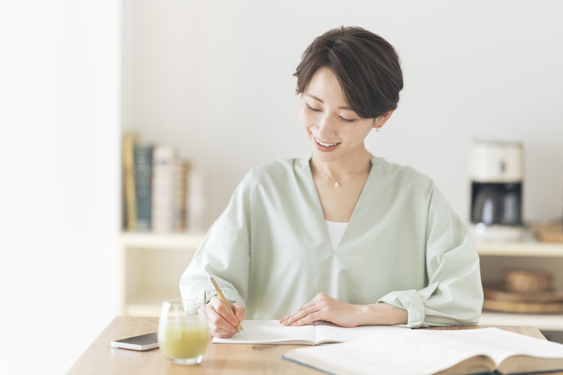 おすすめは「夢日記」を書くこと（写真／イメージマート）
