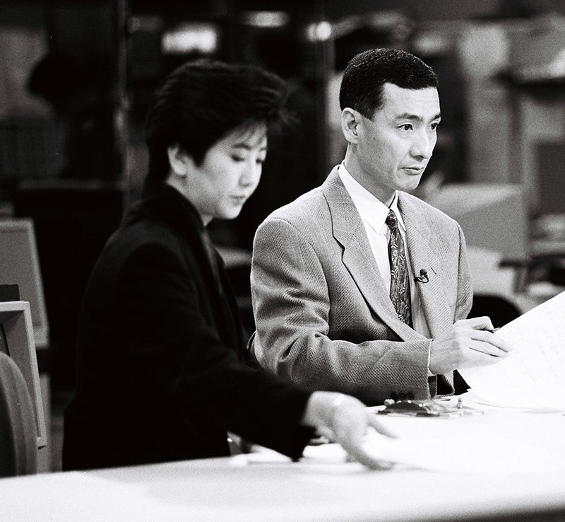 小宮悦子（左）とは『ニュースステーション』で13年間タッグを組んだ（1989年12月。写真／朝日新聞）