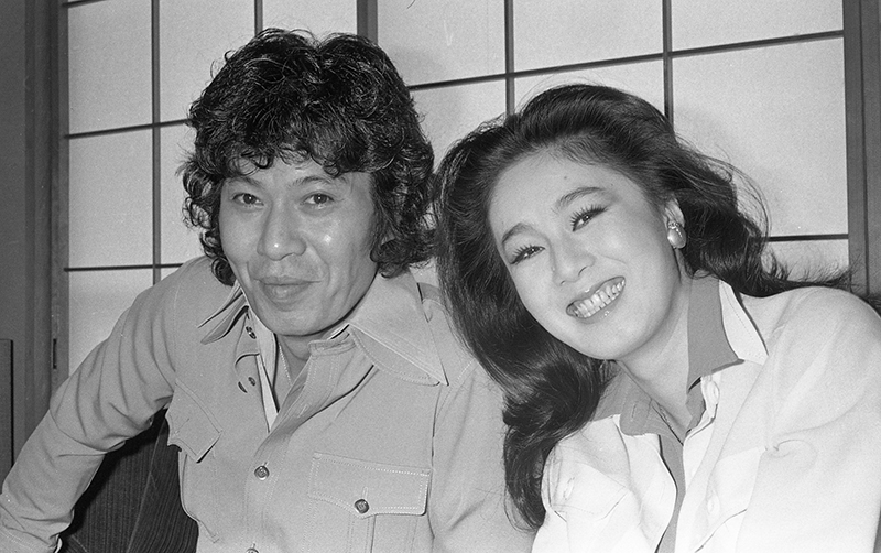 郷さんは（左）は結婚後、都内で喫茶店を経営。ちあきがカウンターに立つこともあった