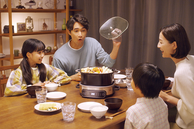 サイズ／高さ254×幅354×奥行325mm（本体・鍋・ガラス蓋）、高さ89×幅354×奥行325mm（本体のみ）。重量／約4kg（本体・鍋・ガラス蓋）、約2.3kg（本体のみ）。本体容量／約6リットル。付属品／スチームラック、レシピブック