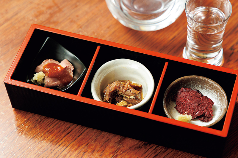 「ジビエの前菜3種盛り合わせ」（えぞ鹿の心臓のたたき・穴熊の佃煮・トドのたたき）