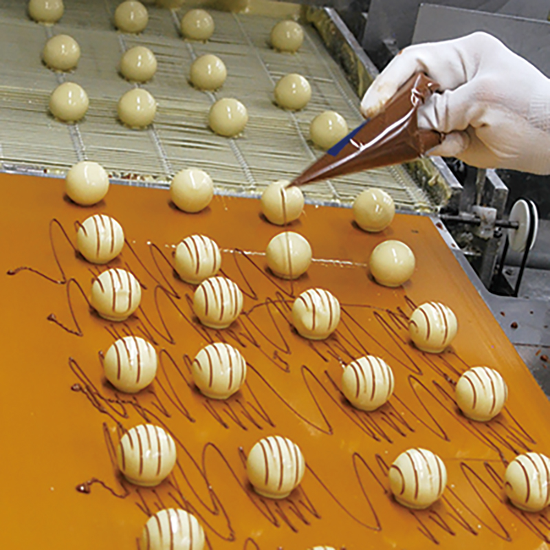 ショコラティエが細かいディテールを表現