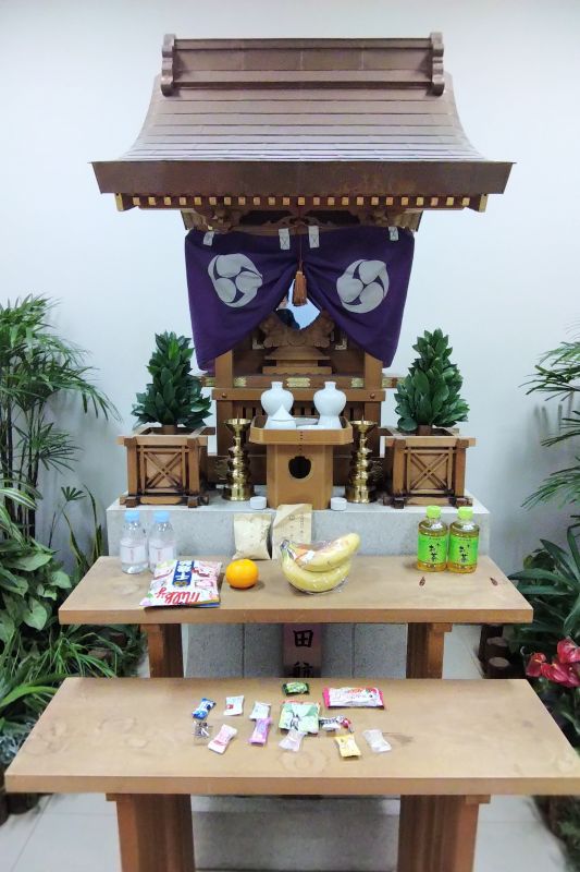 食べ物や飲み物を供える人も。（2025年12月）