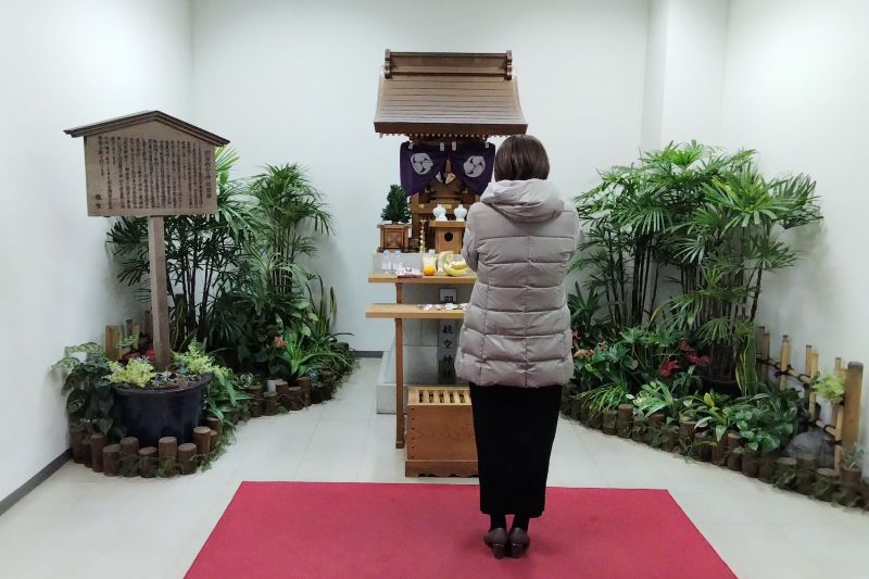 さまざまな思いを持った人が参拝にやってくる。（2025年12月）