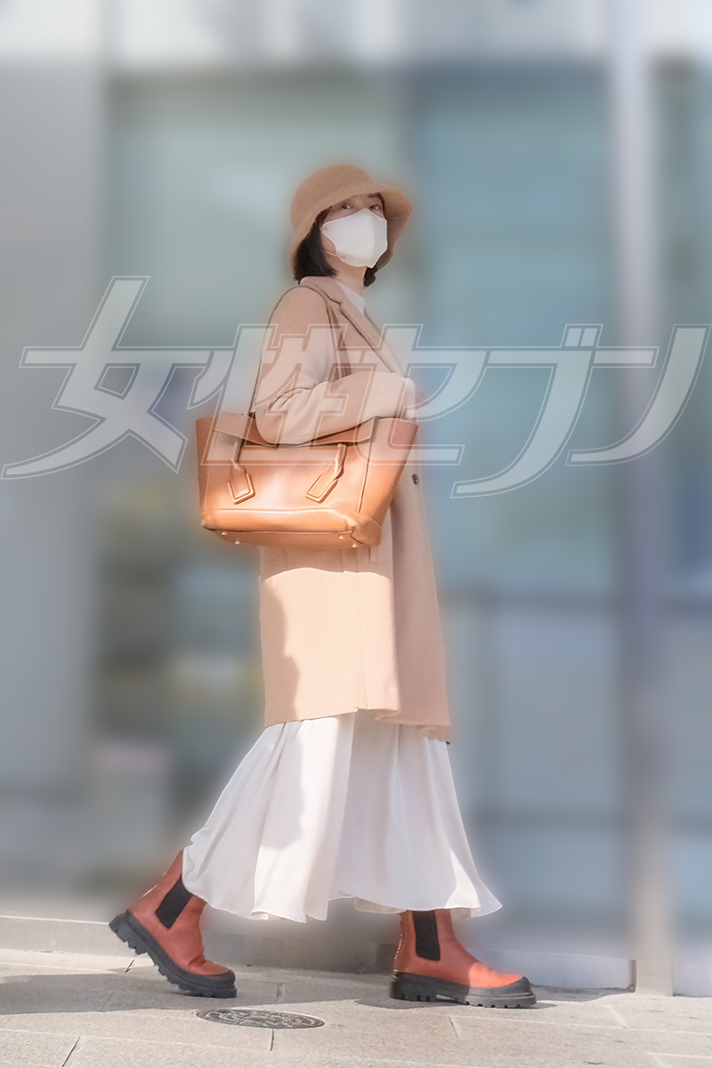 “ヌーディー”な装いで検察庁に向かう広末（2025年12月中旬）