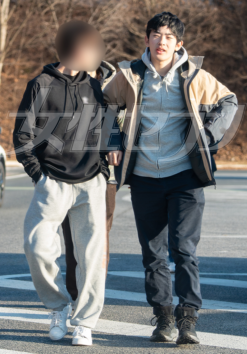 友人と会話をしながらサービスエリアに向かわれる（2026年1月）