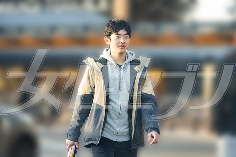 サービスエリアを颯爽と歩かれる悠仁さまの手には、信玄餅味のアイスが握られていた（2026年1月）