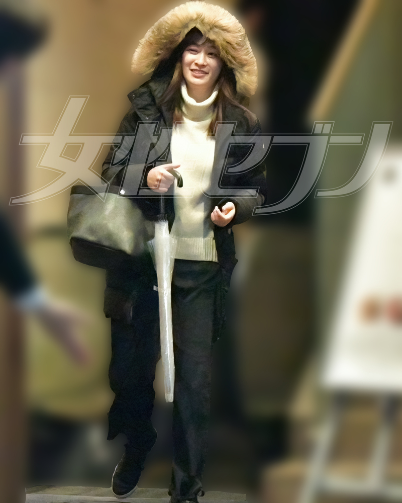 スタッフに挨拶する岩田アナ