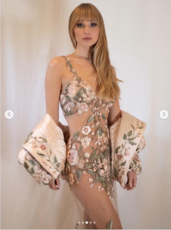 ネイキッドドレスを着こなすジェニファー・ローレンス（ジバンシィの公式Instagramより）