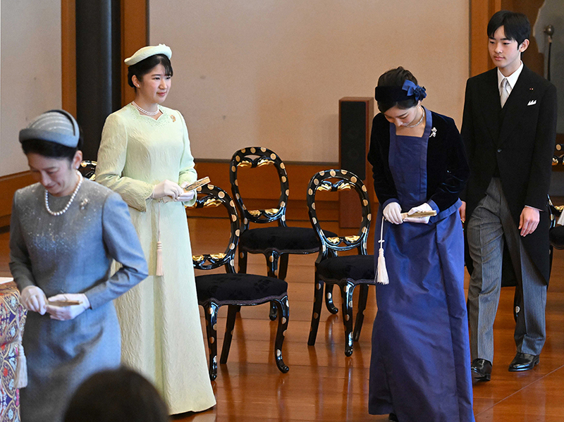 「講書始の儀」に参加されるため、皇居・宮殿の「松の間」に入られる愛子さまと悠仁さま（2026年1月、東京・千代田区。時事通信フォト）