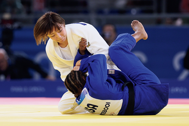 パリ五輪・女子柔道48kg級2回戦にて。南アフリカの選手に迫る角田さん