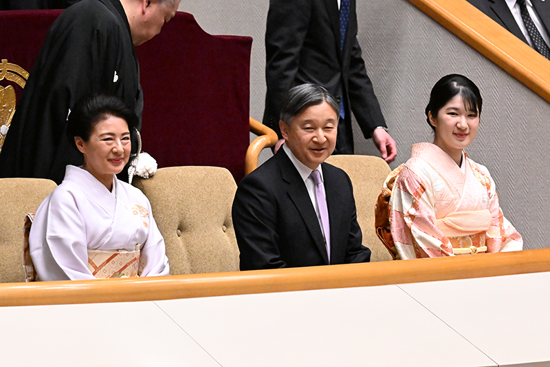 相撲を観戦する天皇ご一家（2026年1月18日、撮影／JMPA）