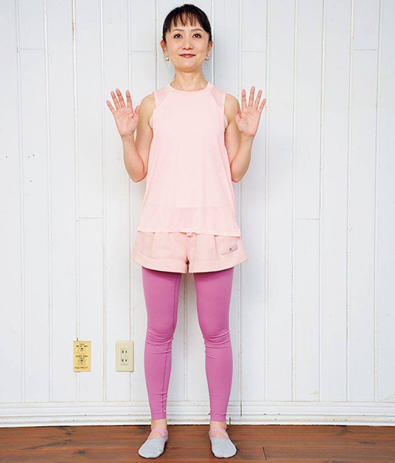 壁に背を向け、壁から1足分前に出て立つ（撮影／北原千恵美）