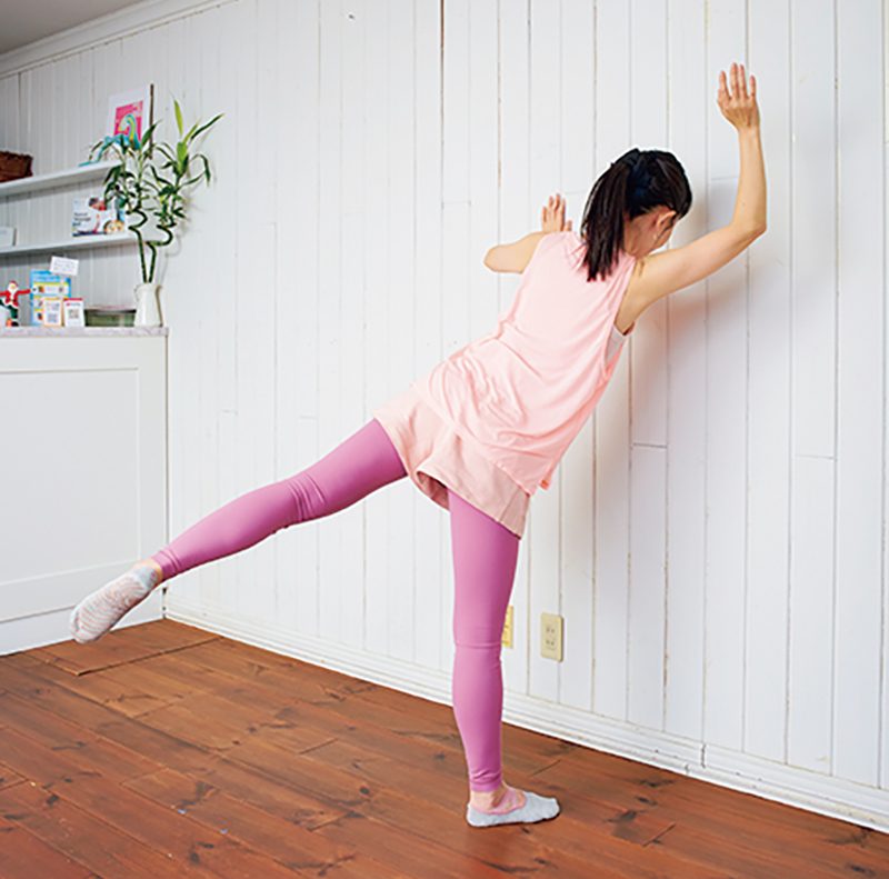 【これはNG】足は斜めに上げないようにする（撮影／北原千恵美）