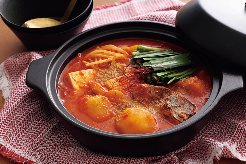 「さば缶のカムジャタン風トマト鍋」