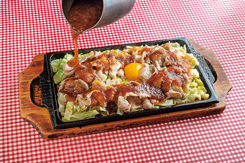 林家正蔵さんの開運メシ「もち豚のじゅうじゅう焼き 肉＆野菜大盛り 生玉子トッピング」（2200円）