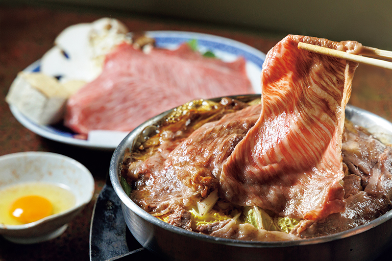 肉の下には白菜、春菊、玉ねぎ、長ねぎなどが。『国産黒毛和牛 すき焼き』1人前（6578〜8041円）。座敷のみサービス税別。2人前から注文可