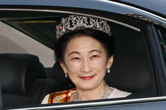 《頭部中央にめずらしい輝きが》紀子さまの「キラキラのヘッドドレス」が放つまばゆい光「佳子さまは“カチューシャ型”」で母娘共演
