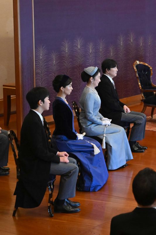 ナースキャップのようなヘッドドレスと華やかなドレスをお召しになった。（2026年1月、写真／時事通信）