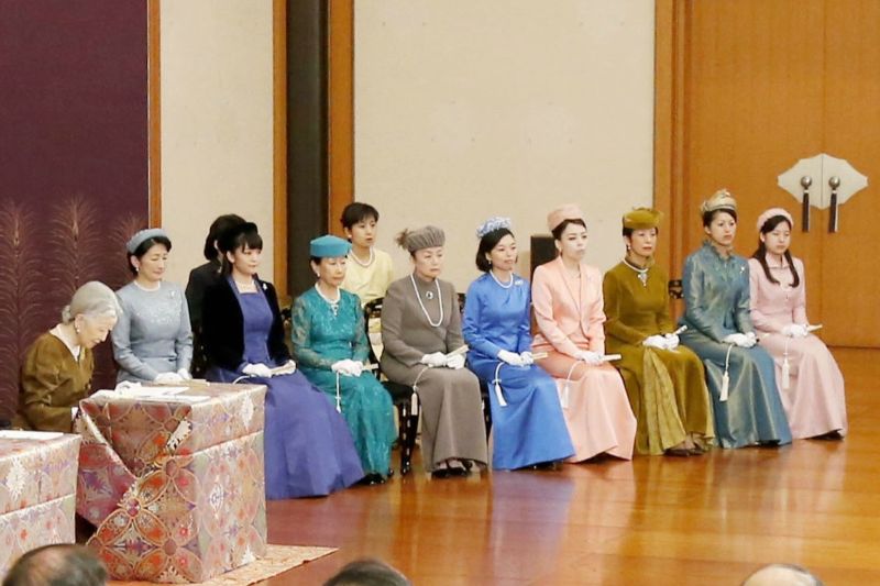 2016年の歌会始の儀。眞子さんは佳子さまと同じドレスを着用。（2016年1月、写真／時事通信）