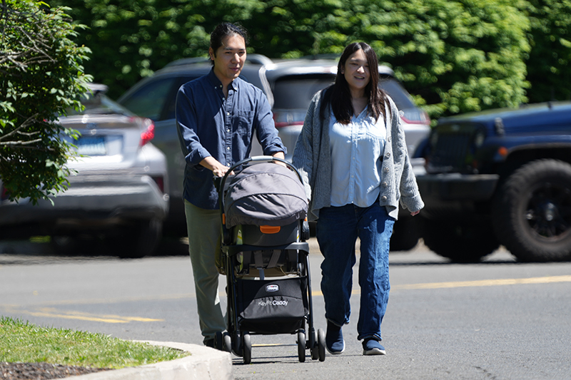 眞子さんが働く間は圭さん（左）が子供をあやす場面も （2025年5月）
