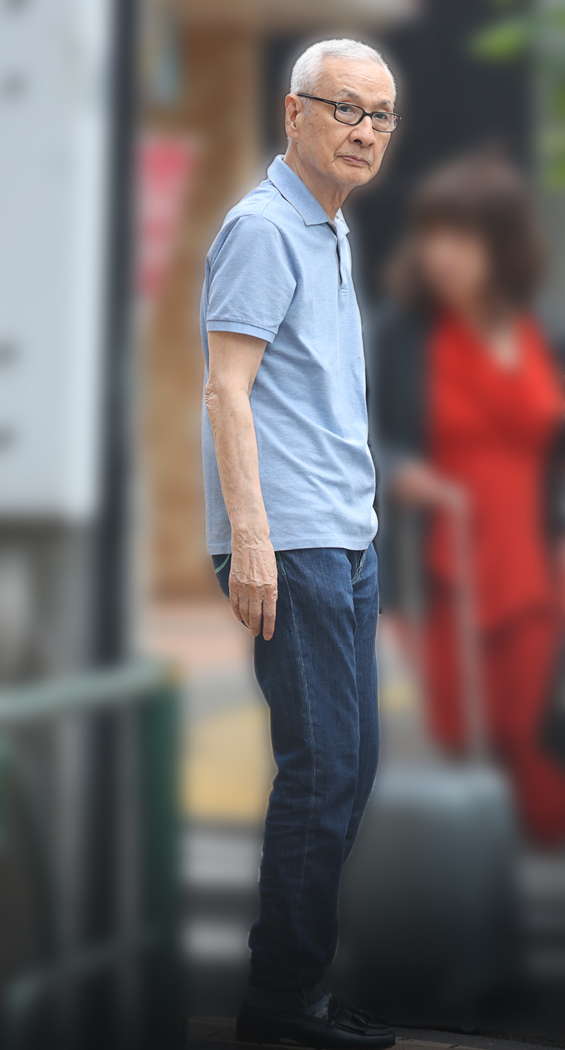 自宅マンションから外出した久米さん（2024年7月）