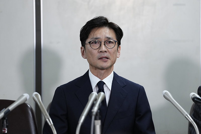 記者会見で涙した国分（写真／共同通信社）